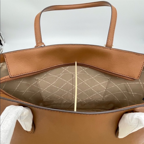 Michael Kors Large Gilly Tote & Trifold Wallet - Picture 12 of 13